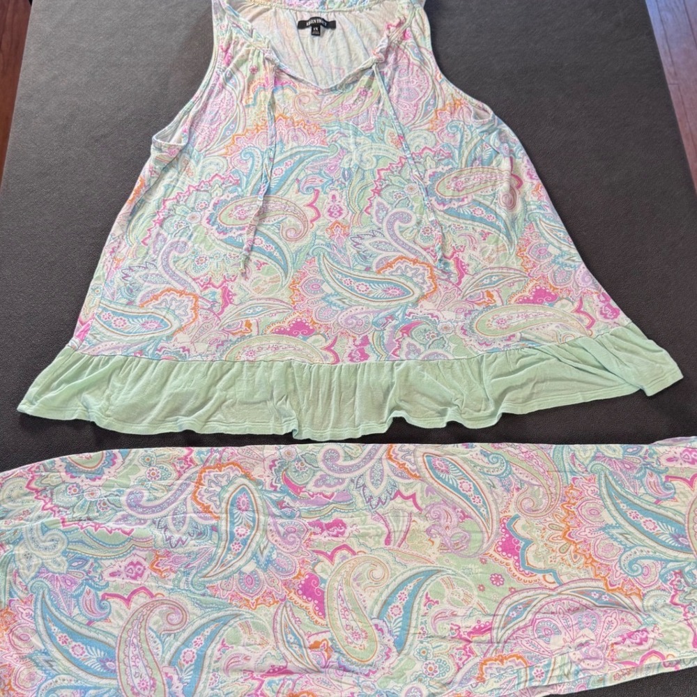 Ellen Tracy Womens 1X Pajama Set Pastel Paisley Ruffle Hem Top Capri Pants Sleep